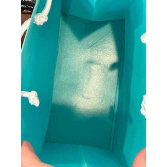 Tiffany & Co. gift bag and tissue paper. - Picture 4 of 6